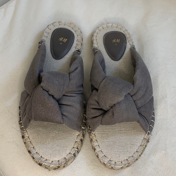 H&M Canvas Slide - Picture 1 of 5